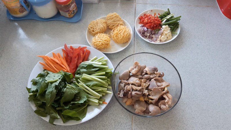 Ingredients for the dish 2 ways to make stir-fried chicken intestines