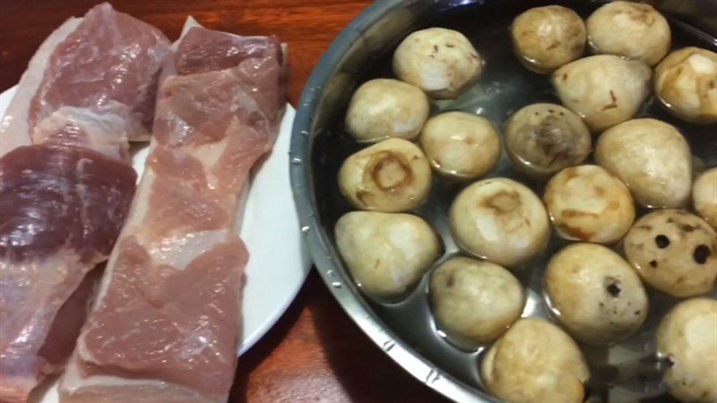 Ingredients for 2 ways to make caramelized pork with straw mushrooms