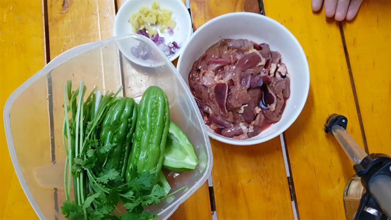 Ingredients for stir-fried chicken intestines with bitter melon, stir-fried chicken intestines with green bananas