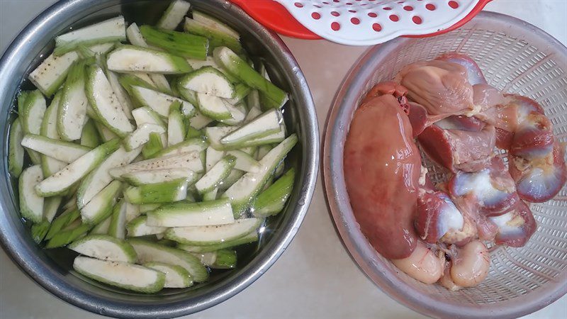 Ingredients for stir-fried chicken intestines with bitter melon, stir-fried chicken intestines with green bananas