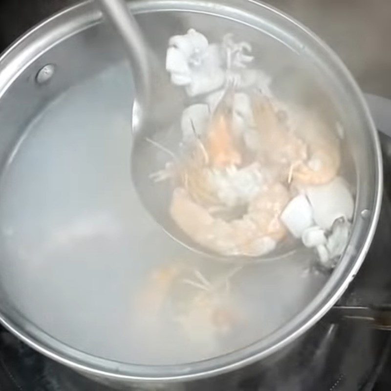 Step 2 Blanch squid and shrimp for seafood stir-fried vermicelli