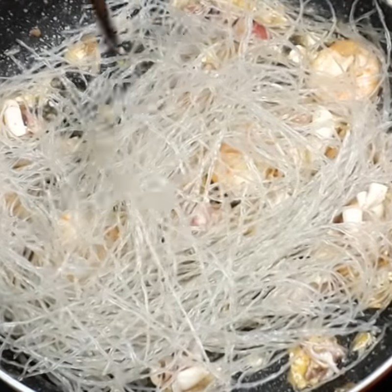 Step 4 Stir-fried vermicelli Seafood stir-fried vermicelli