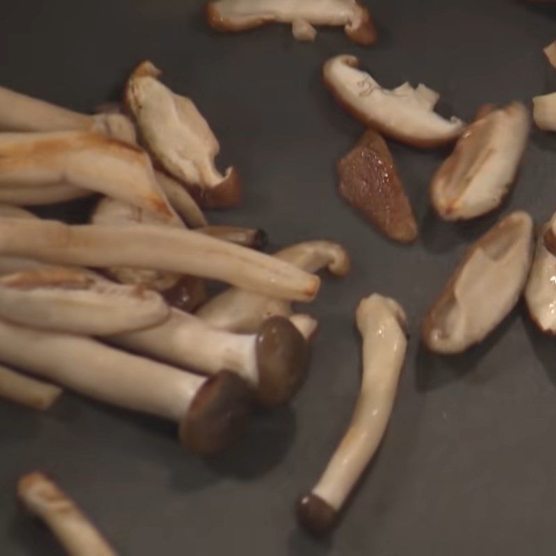 Step 4 Sauté the mushrooms Fried noodles with char siu