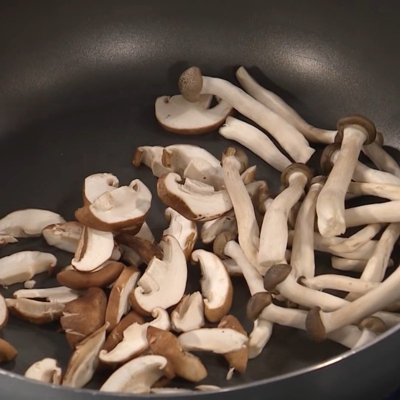 Step 4 Sauté the mushrooms Fried noodles with char siu