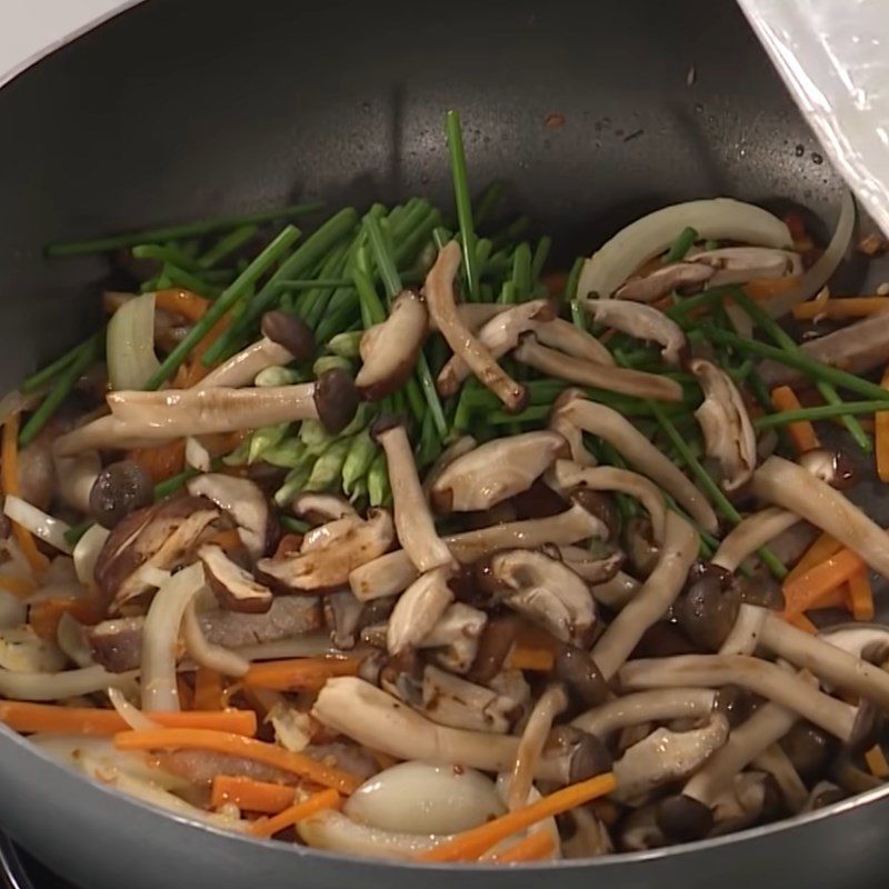 Step 5 Sauté the dish Fried noodles with char siu