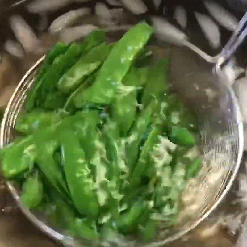 Step 3 Blanching vegetables with sea cucumber stir-fry