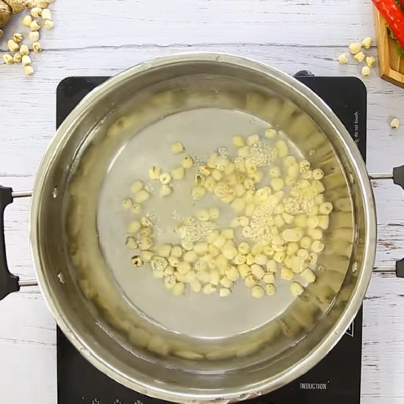 Step 3 Stewing stomach with lotus seeds Stewed pig stomach with lotus seeds