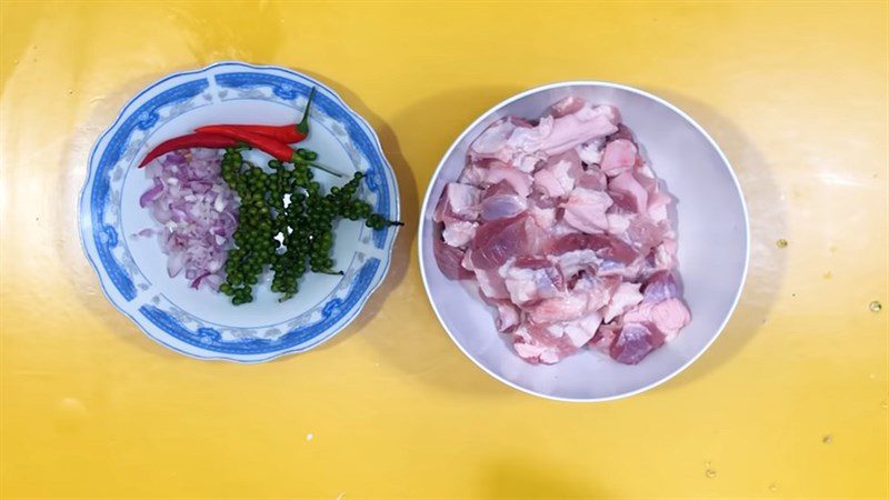 Ingredients for green pepper pork dish