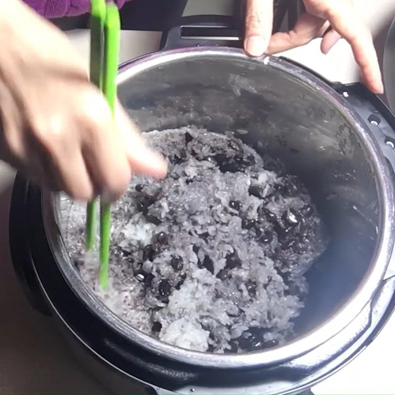 Step 2 Cooking black bean sticky rice Black bean sticky rice - ginger sticky rice