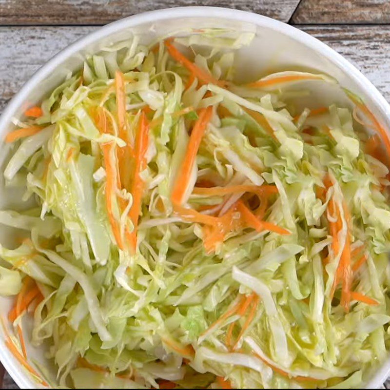 Step 3 Mix the vegetables for the fried onion cake with cabbage rolls