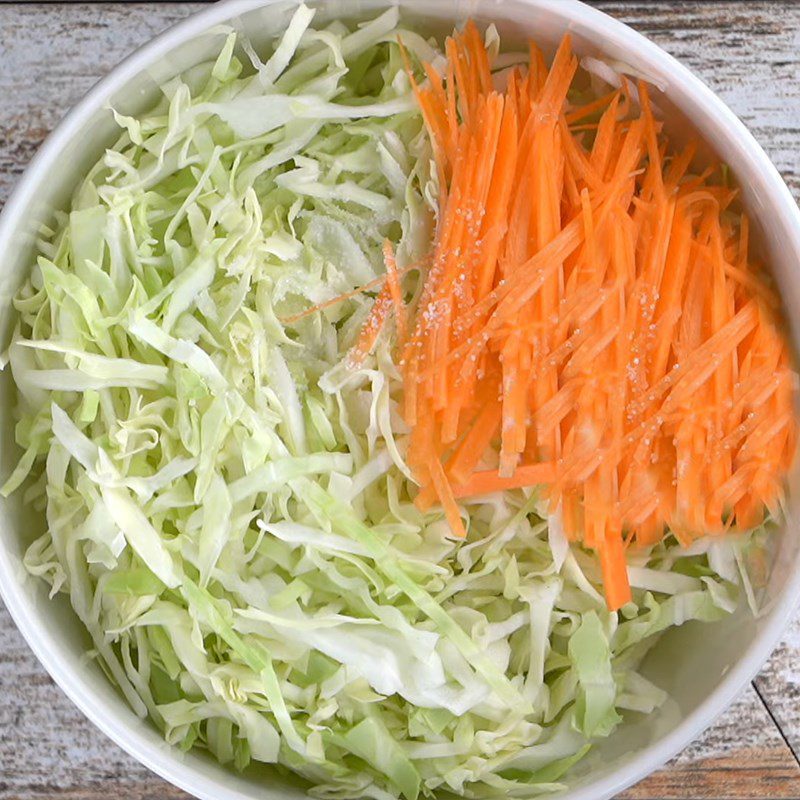 Step 3 Mix the vegetables for the fried onion cake with cabbage rolls