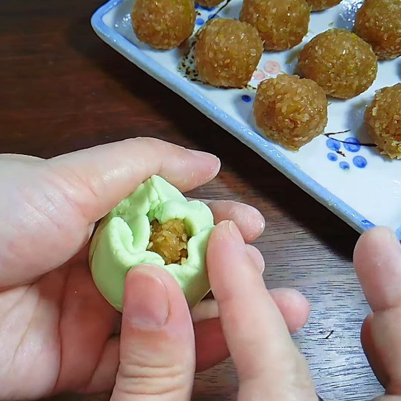 Step 4 Wrap the coconut filling Sweet sticky rice cake with mung bean and coconut filling