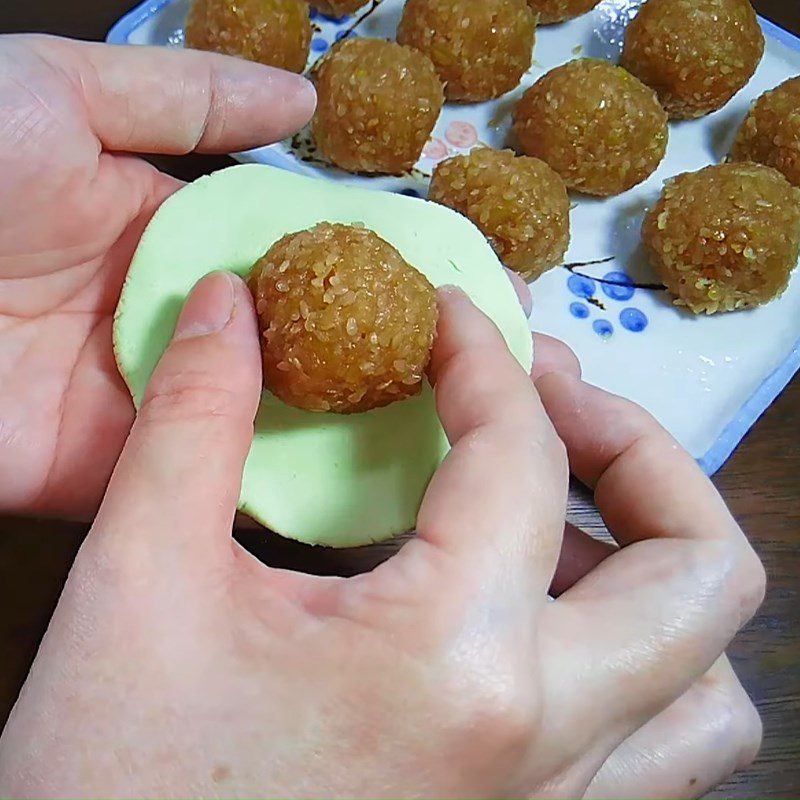 Step 4 Wrap the coconut filling Sweet sticky rice cake with mung bean and coconut filling