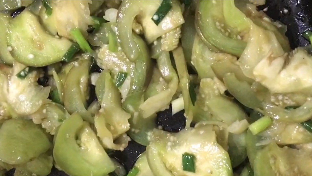 Stir-fried eggplant with garlic