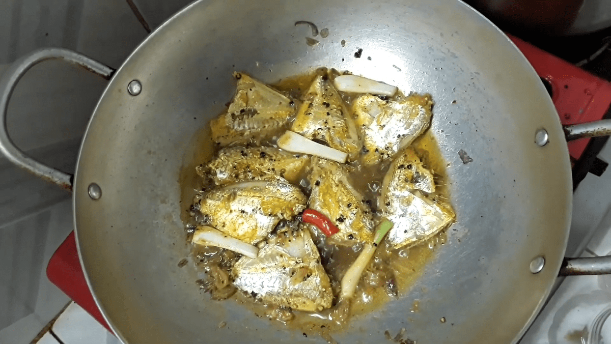 Fried Snakehead Fish with Turmeric