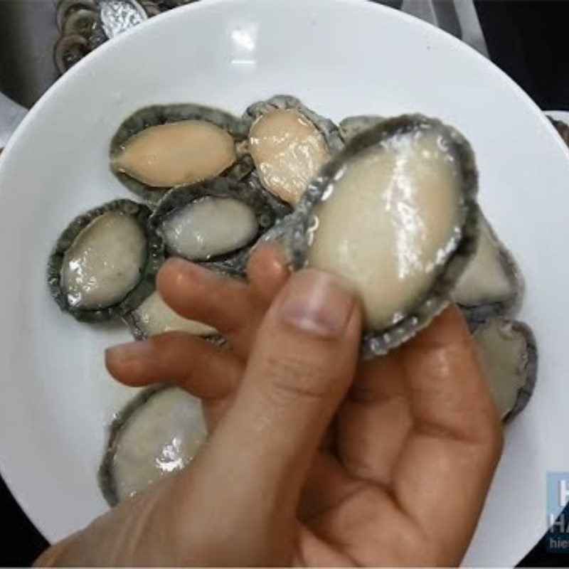 Step 1 Prepare the ingredients for Abalone Chicken Scallop Soup