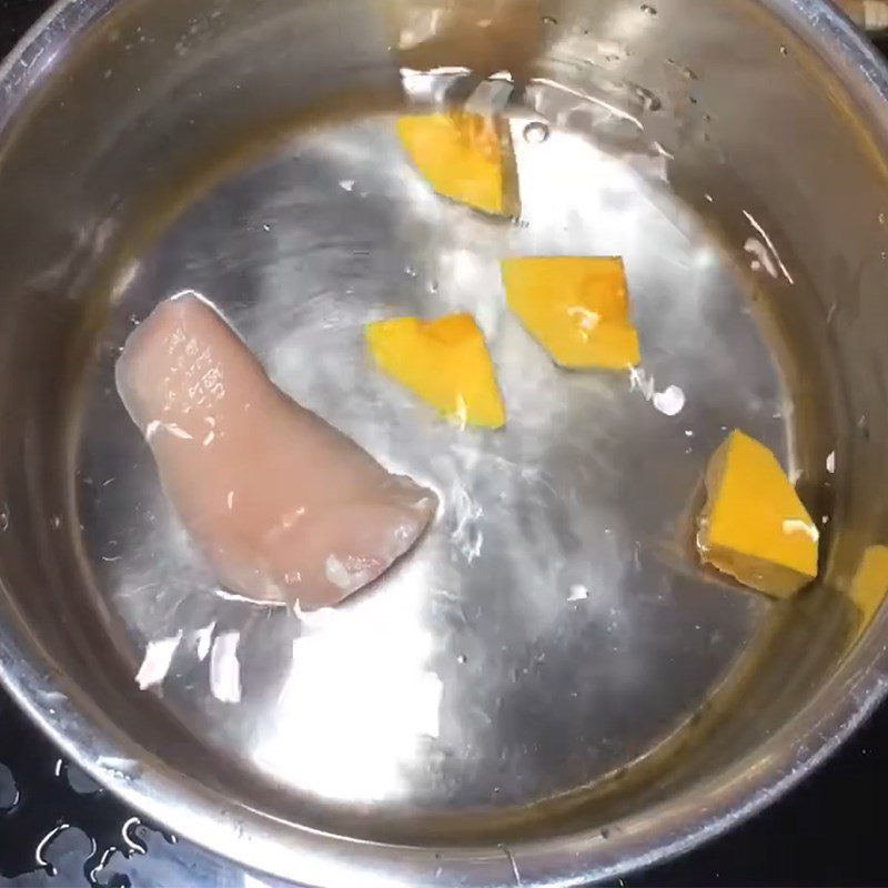 Step 2 Boil the fish and pumpkin for Snakehead fish porridge with pumpkin and spinach