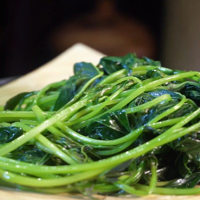 Step 2 Blanch the water spinach Stir-fried water spinach with fermented rice