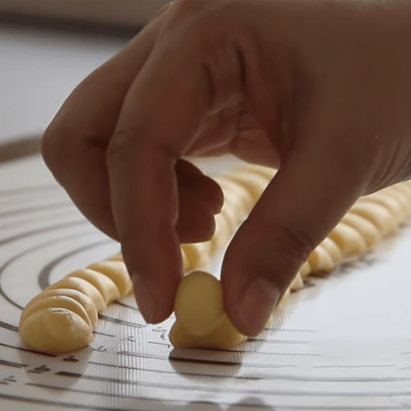 Step 2 Divide the dough and shape the mini milk cookies