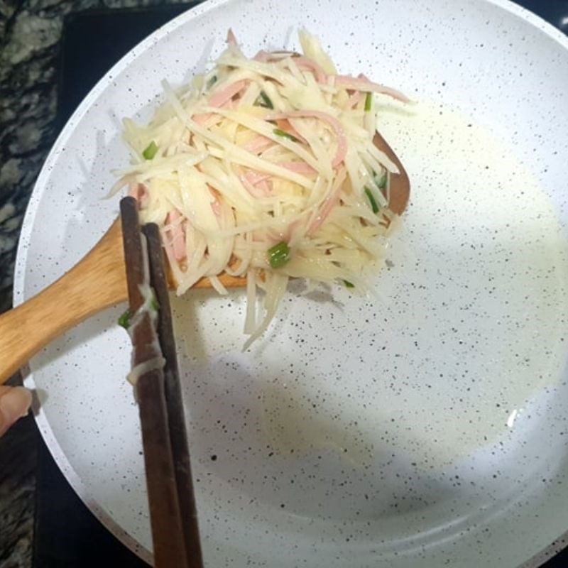 Step 4 Fry the cake for Potato Egg Cake (Recipe shared by user)