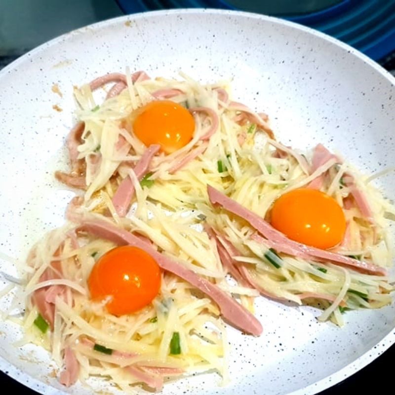 Step 4 Fry the cake for Potato Egg Cake (Recipe shared by user)