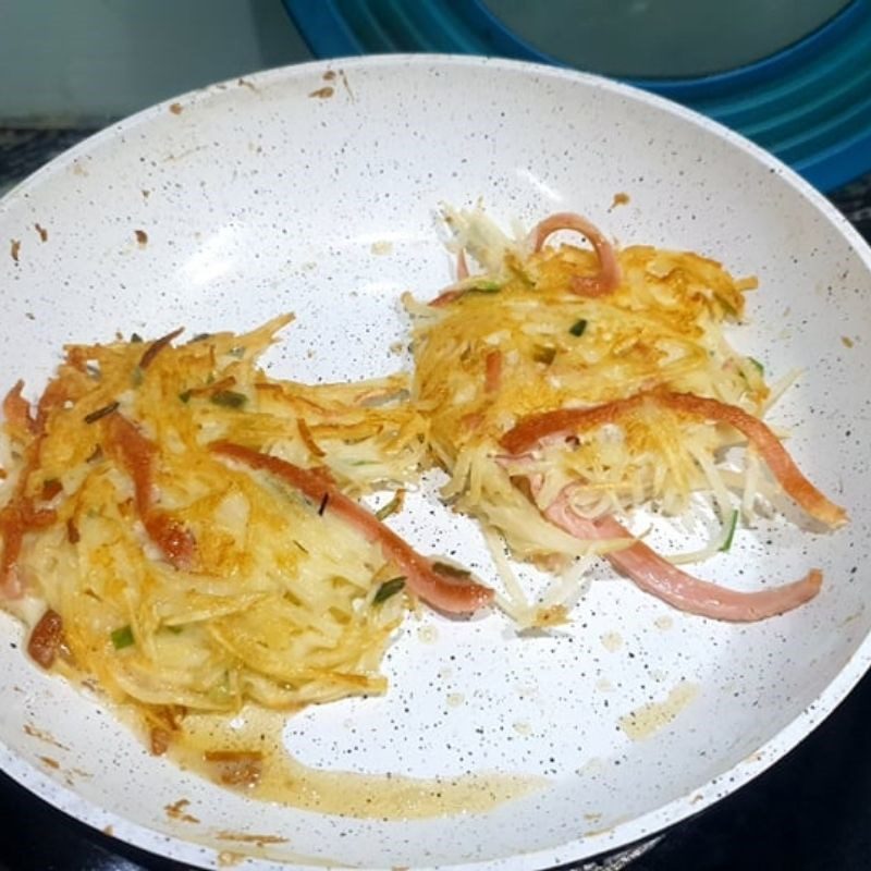 Step 4 Fry the cake for Potato Egg Cake (Recipe shared by user)