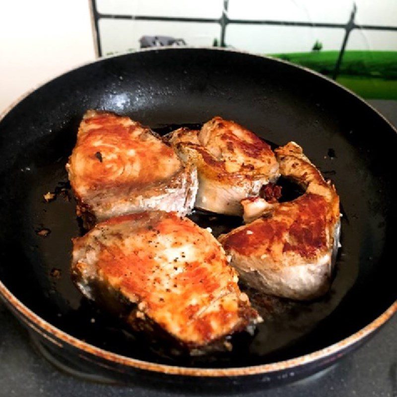 Step 3 Fry the fish Tuna stewed with pineapple