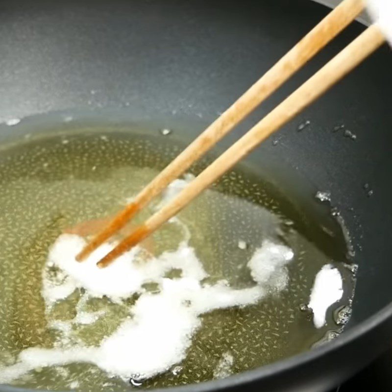 Step 2 Fry the tofu for vegetarian mushroom stir-fried pho