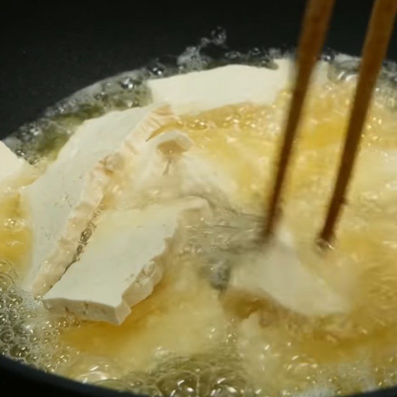 Step 2 Fry the tofu for vegetarian mushroom stir-fried pho