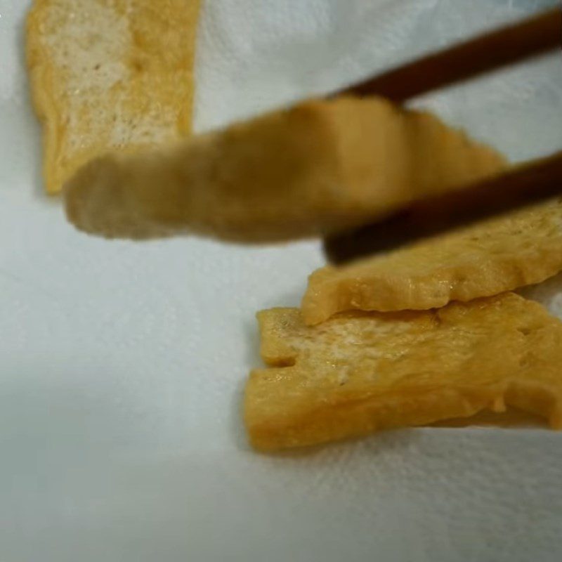 Step 2 Fry the tofu for vegetarian mushroom stir-fried pho