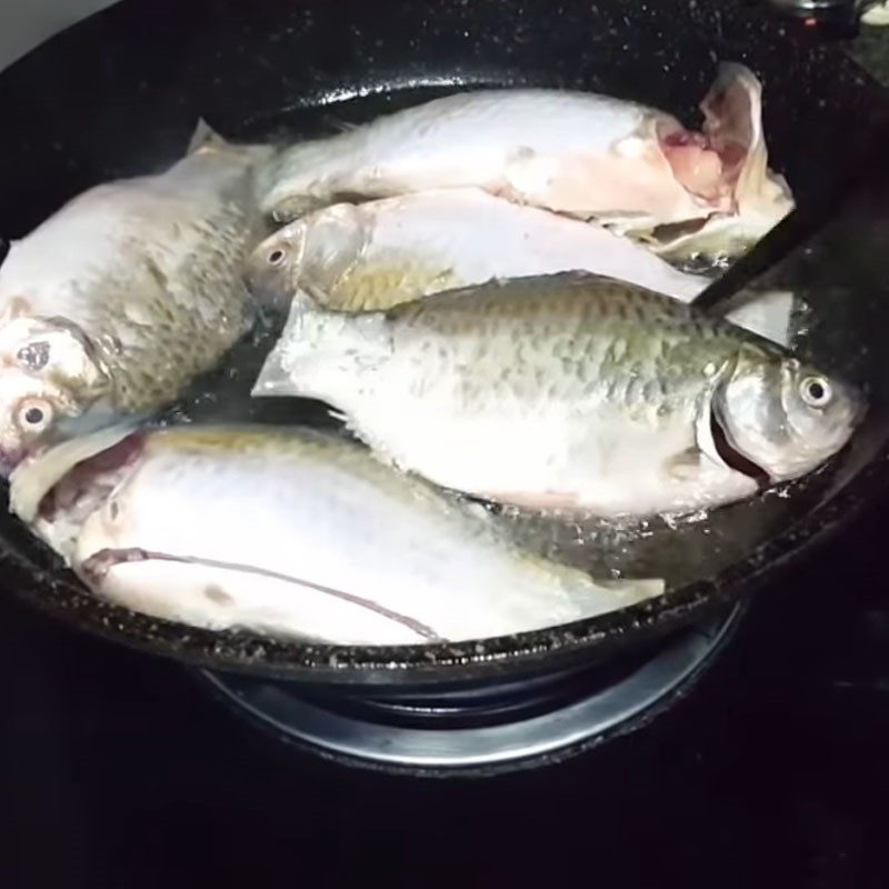 Step 3 Lightly fry the fish for fish stew