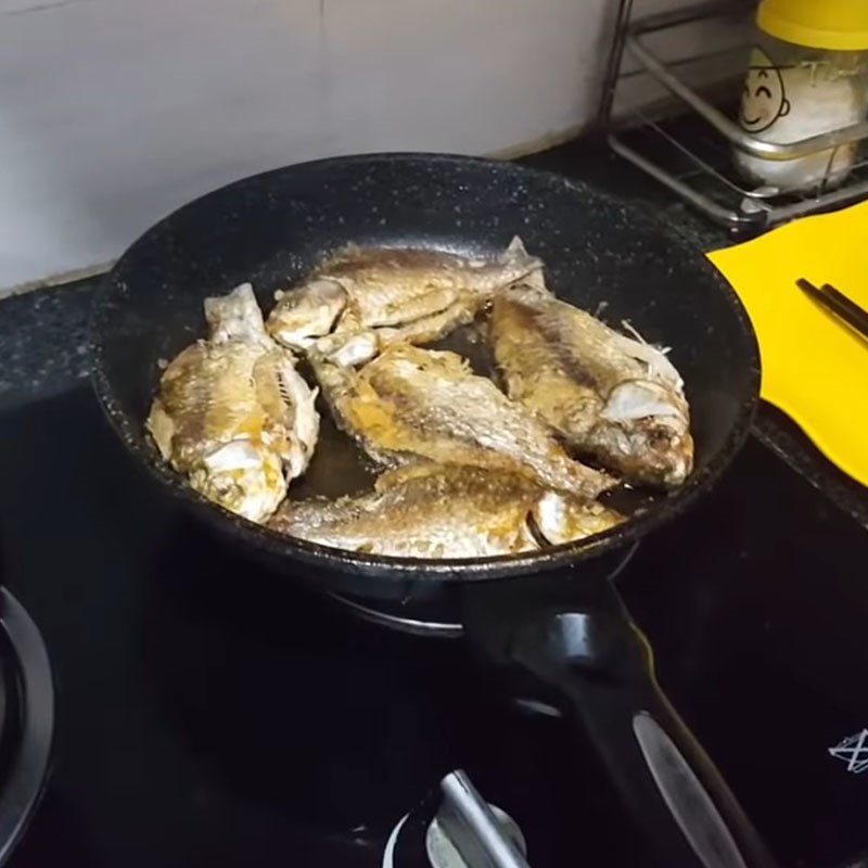 Step 3 Lightly fry the fish for fish stew