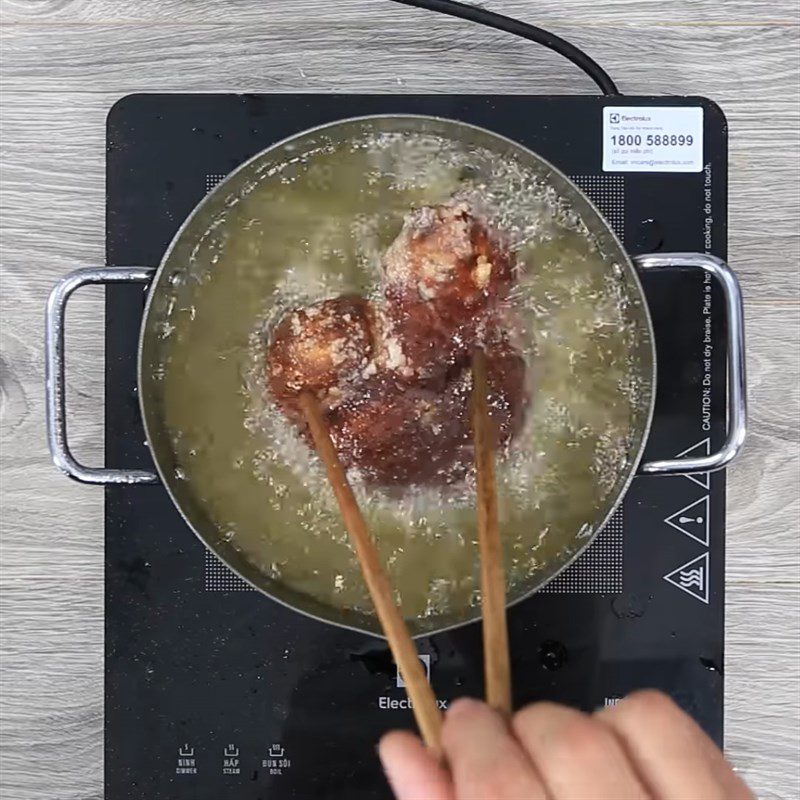 Step 3 Coating and frying the stomach Fried five-spice stomach