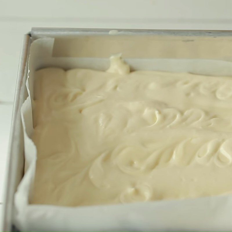 Step 4 Pour into mold and spread cream for baked yogurt cheesecake