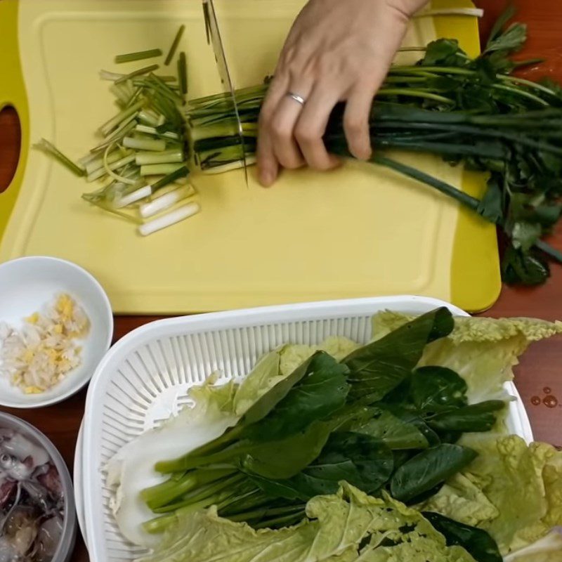 Step 1 Preparing vegetables for stir-fried noodles with seafood