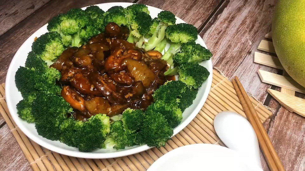 Stir-fried sea cucumber with shiitake mushrooms