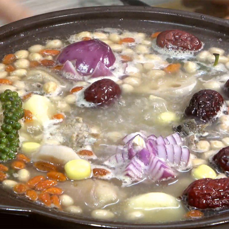 Step 4 Stewing lotus root Lotus root soup with pig tail