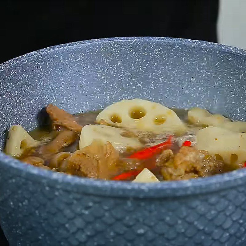 Step 4 Simmer the lotus root Lotus root soup with pork leg