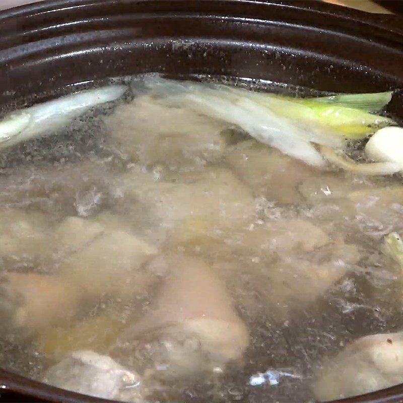 Step 4 Stewing lotus root Lotus root soup with pig tail