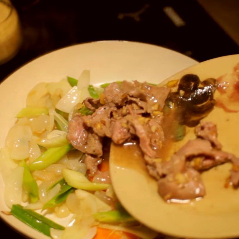 Step 6 Completion Stir-fried jellyfish with celery and beef