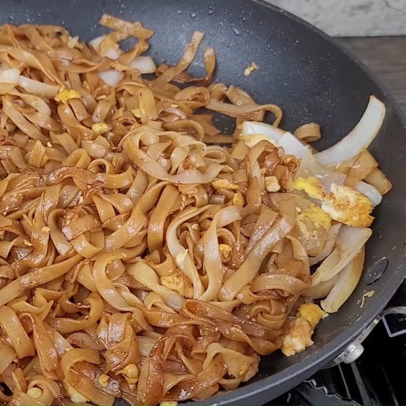 Step 4 Finish the dish Grilled shrimp rice noodles