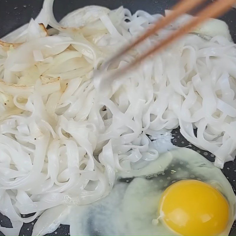 Step 4 Finish the dish Grilled shrimp rice noodles