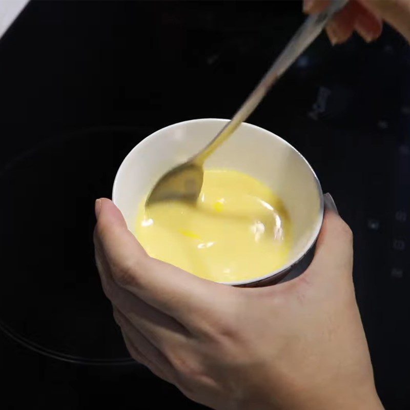 Step 2 Mixing milk and egg yolk Flan cake for baby weaning from breast milk