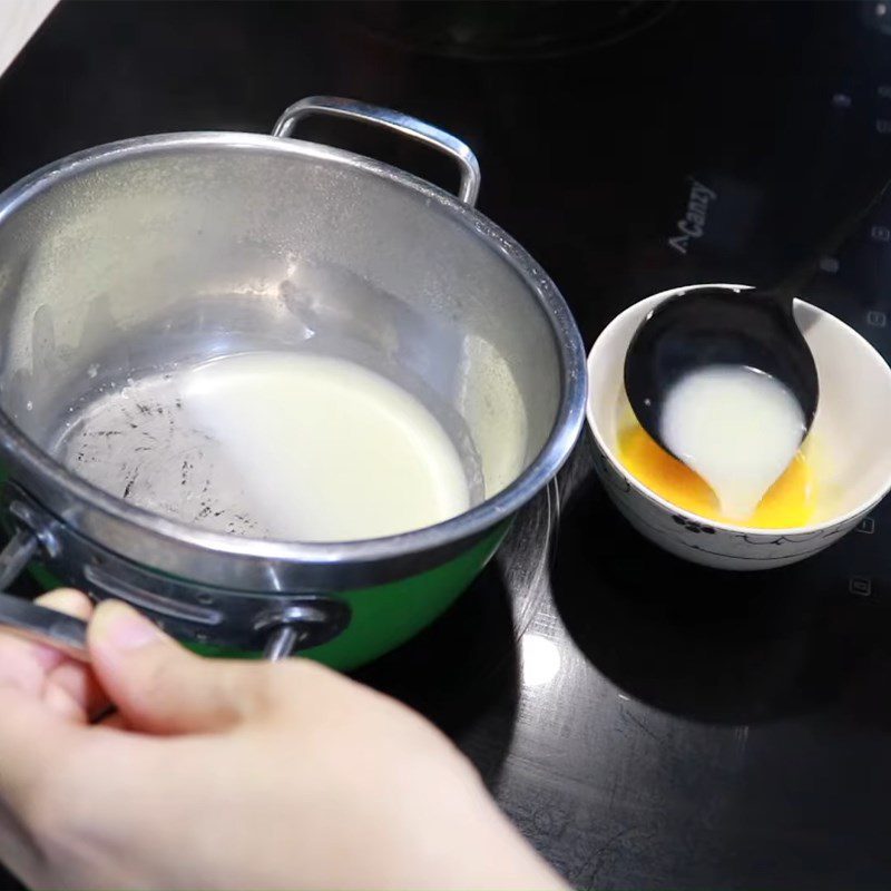 Step 2 Mixing milk and egg yolk Flan cake for baby weaning from breast milk