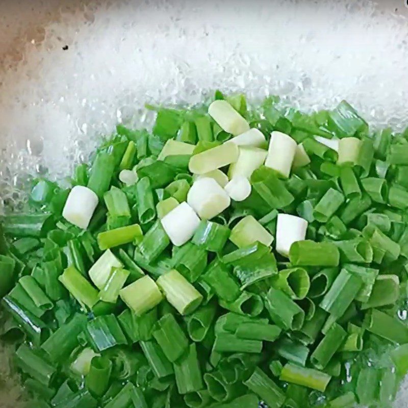 Step 4 Making scallion oil Grilled snakehead fish with scallion oil using an air fryer