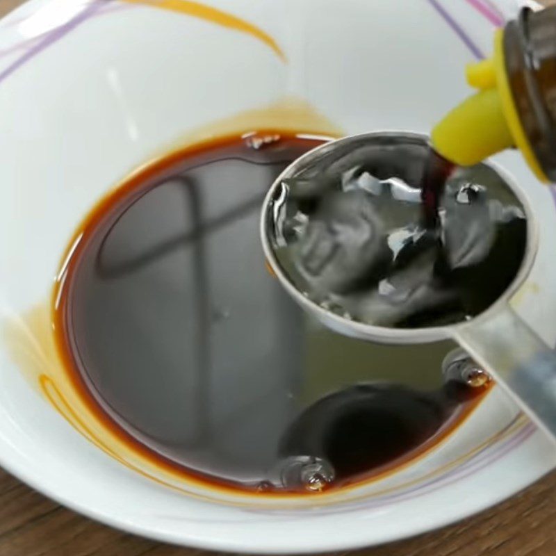 Step 3 Making stir-fried sauce for vegetarian pan-fried Pho with mushrooms