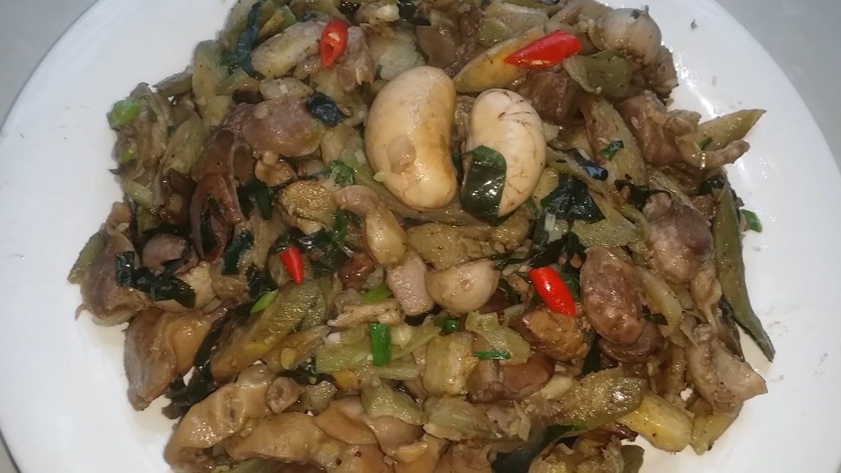 Stir-fried chicken intestines with green bananas