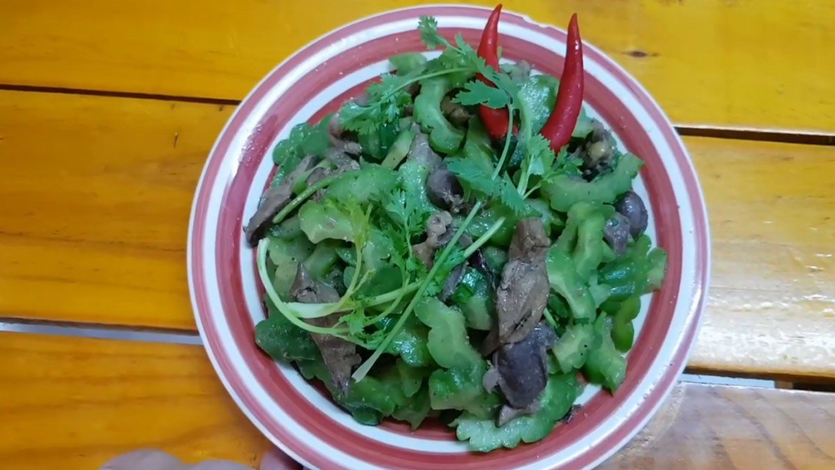 Stir-fried chicken intestines with bitter melon