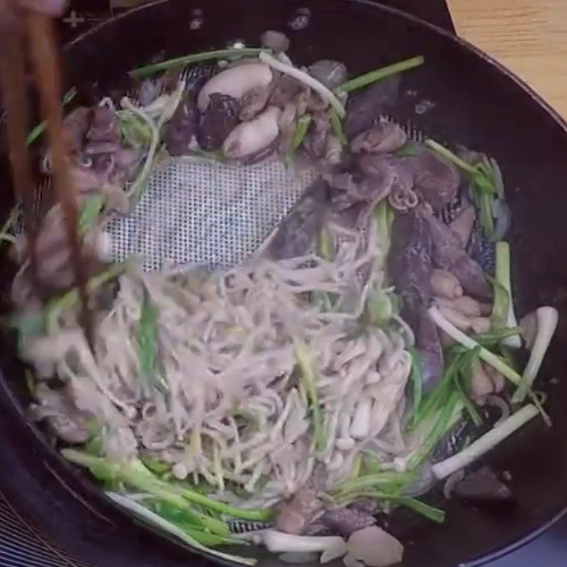 Step 3 Stir-fried chicken gizzards with enoki mushrooms Chicken gizzards stir-fried with enoki mushrooms