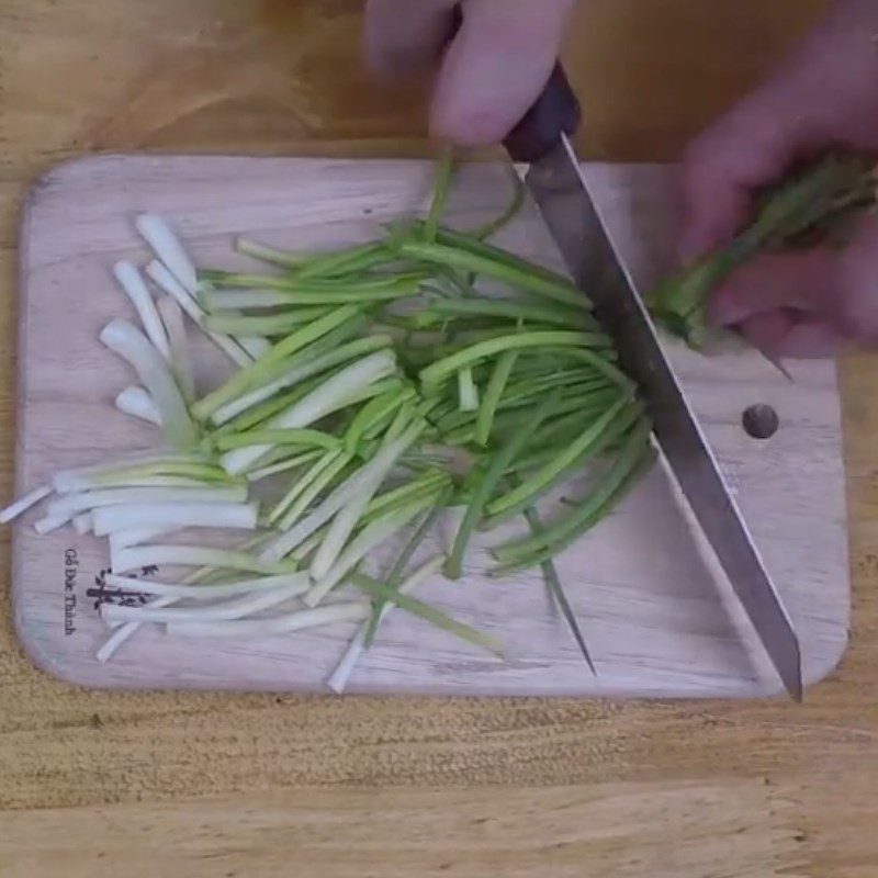 Step 1 Prepare chicken intestines and ingredients Stir-fried chicken intestines with enoki mushrooms